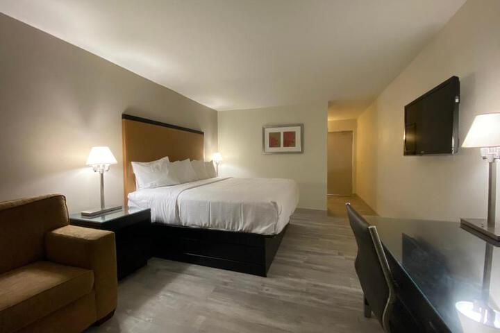 1 King Bed (2 of 4)