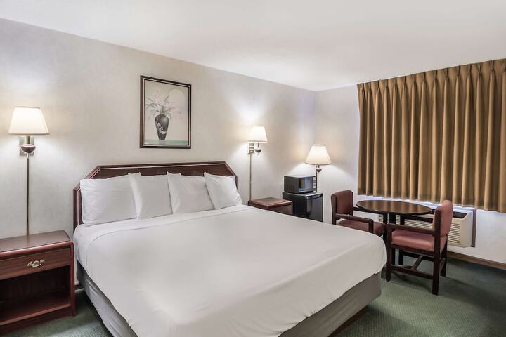 1 King Bed (8 of 15)