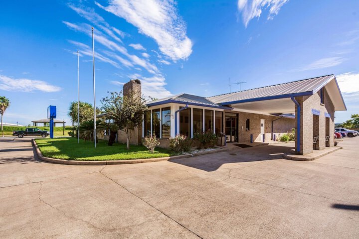 Hotel Exterior 36 of 40