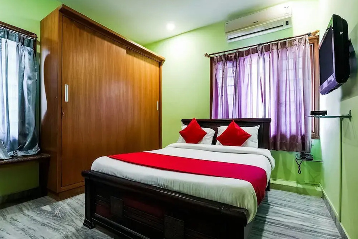 Room 4 of 8