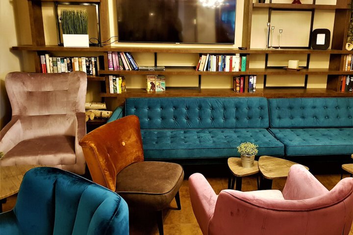 Lounge 49 of 56