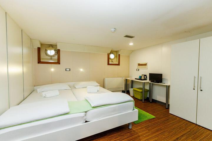 Room 26 of 146
