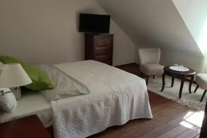 Room 2 of 3