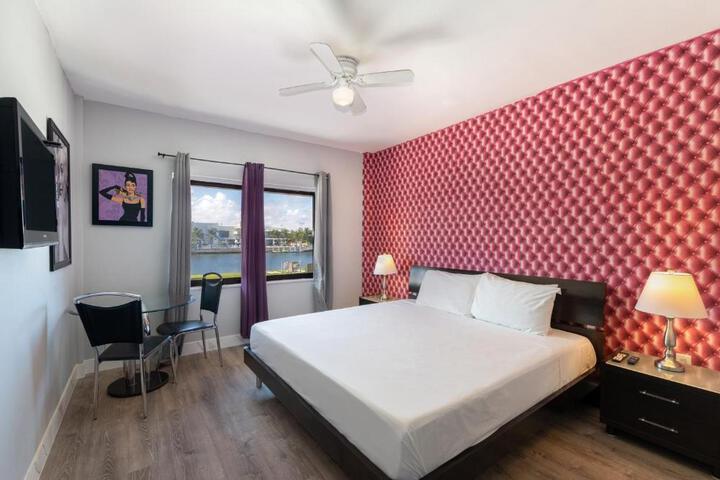 1 Queen Bed (5 of 12)