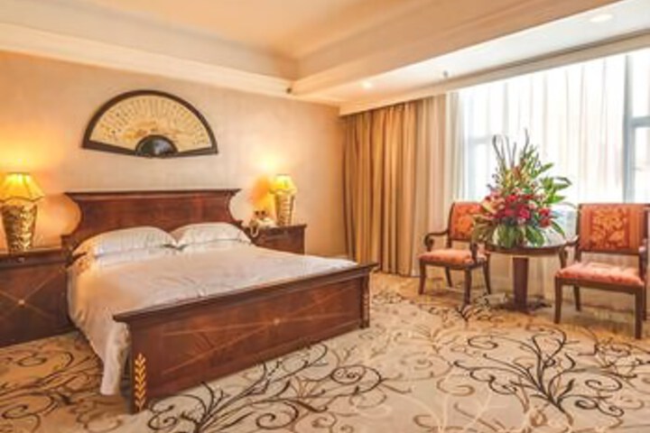 Room 4 of 7