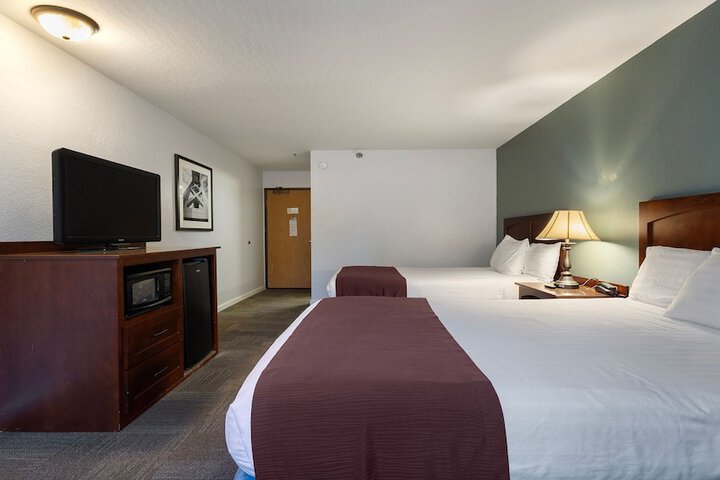 2 Queen Beds (13 of 15)