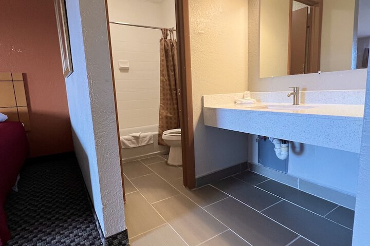 Room 9 of 12
