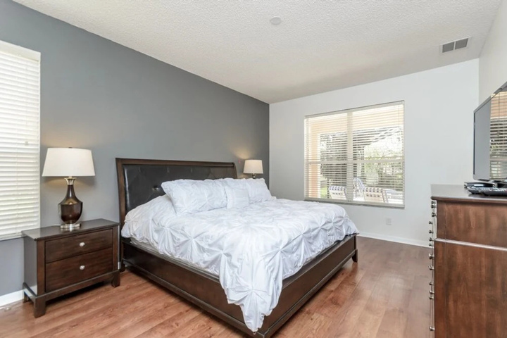 Room 4 of 18