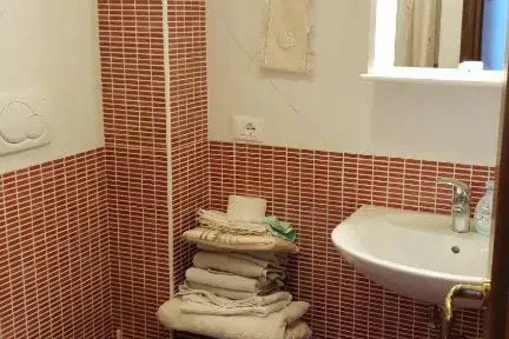 Room 6 of 12
