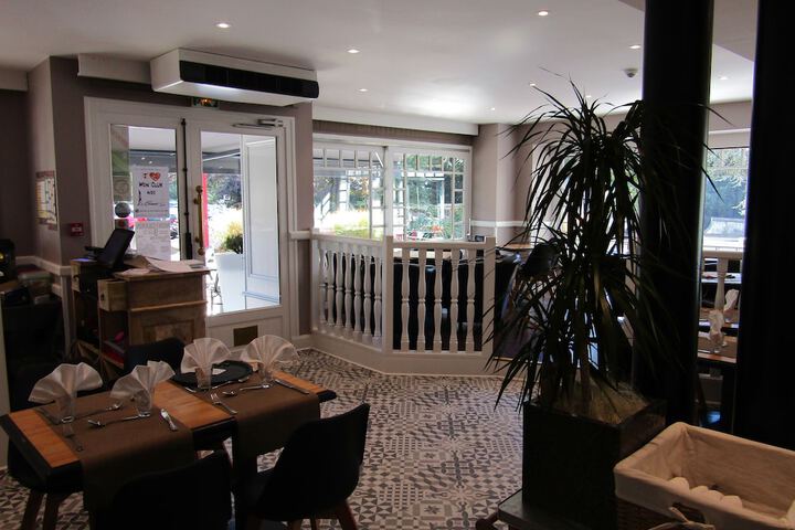 Lobby lounge