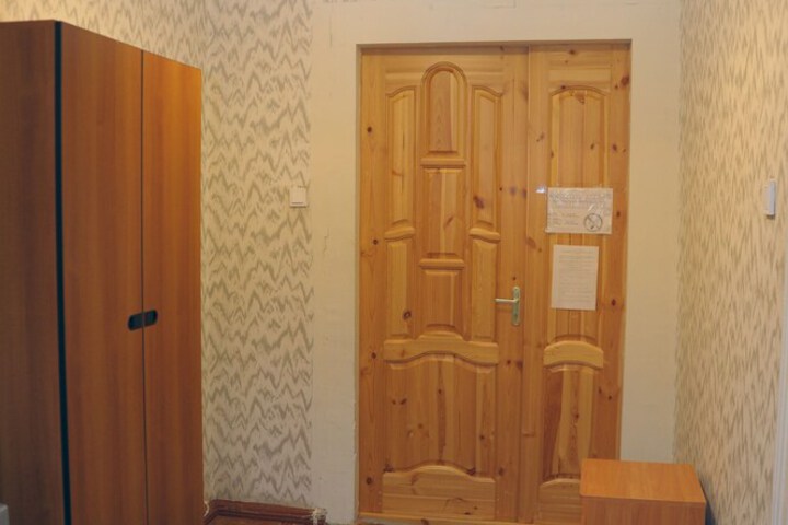 Room 4 of 100
