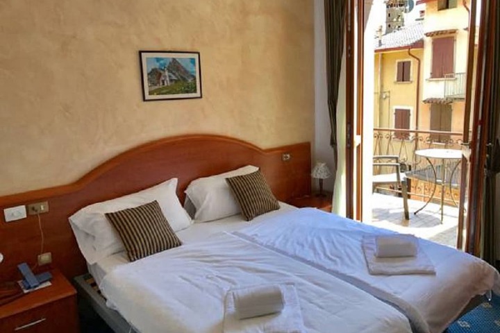 Room 6 of 16