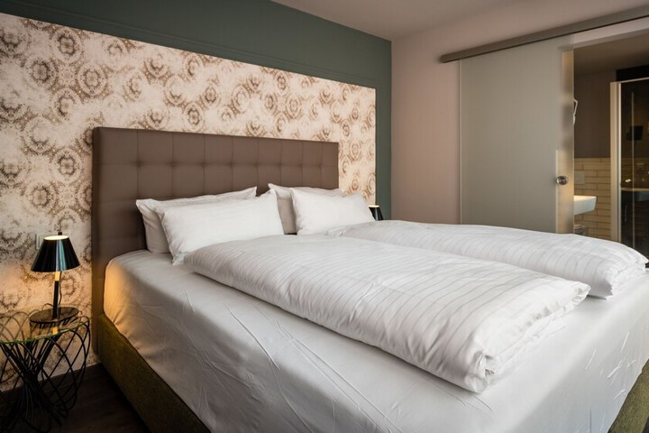 Room 3 of 53