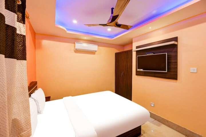 Room 7 of 12
