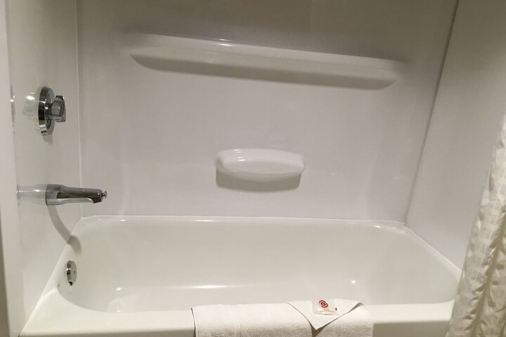 Deep soaking bathtub