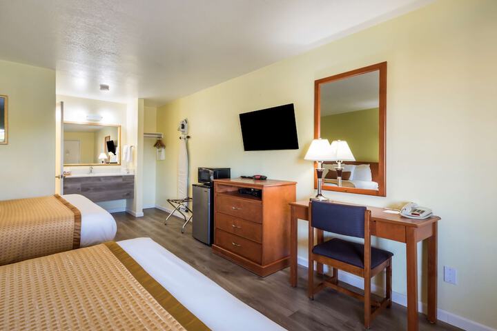 1 Queen Bed (4 of 18)