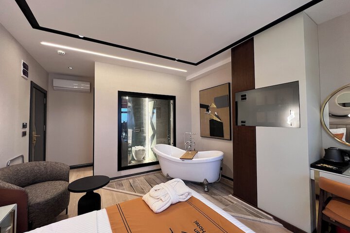 Room 8 of 106