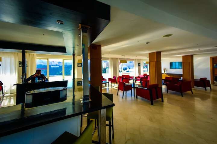 Lounge 33 of 42