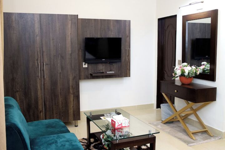 Room 7 of 12