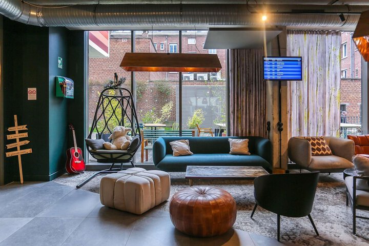 Lounge 92 of 126