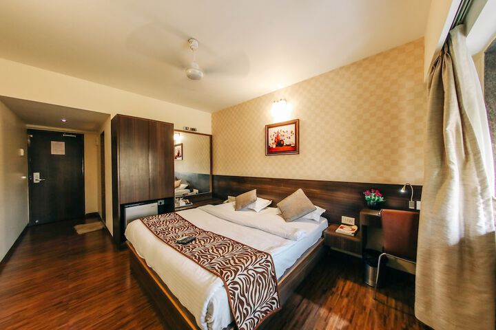 Room 27 of 90