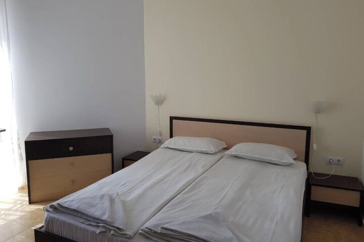 Room 7 of 102