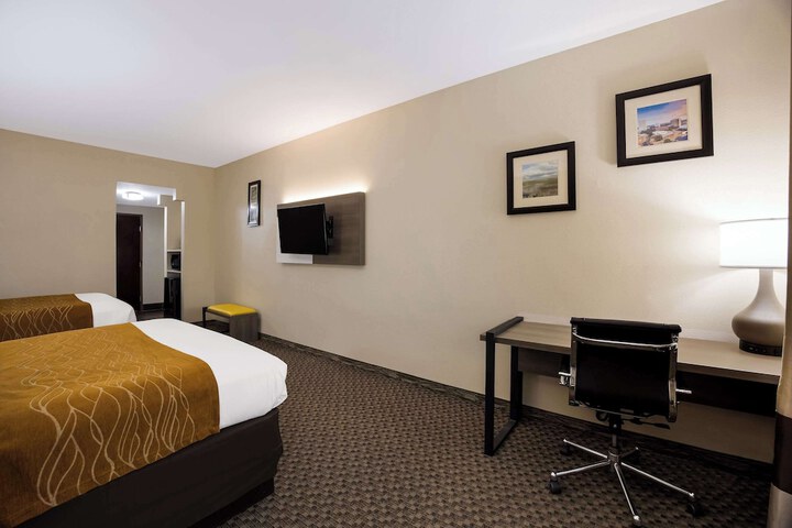 1 King Bed Suite (2 of 17)