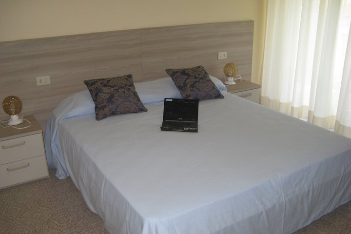 Room 8 of 136