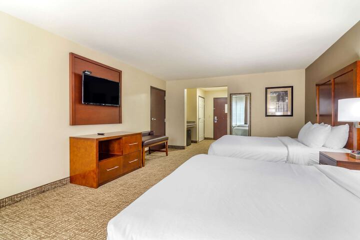 2 Queen Beds Accessible (1 of 12)