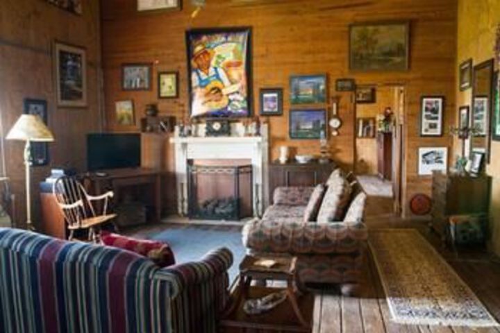 Room 6 of 8