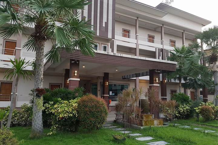 Hotel Exterior 56 of 72