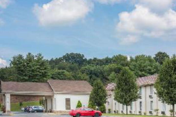 Exterior of Super 8 by Wyndham Daleville / Roanoke