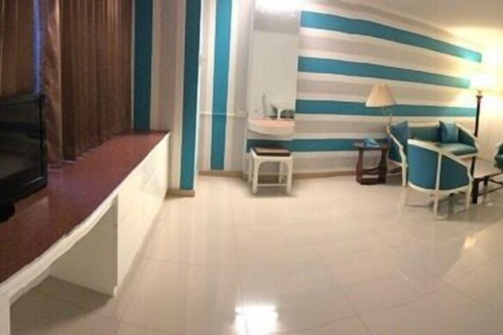 Business Center 145 of 147