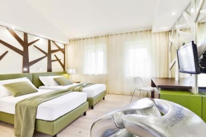 Room 21 of 84