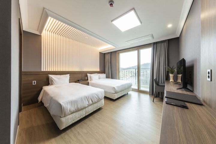 Room 8 of 80