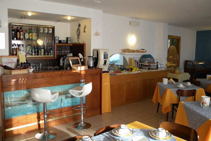 Lounge 54 of 71