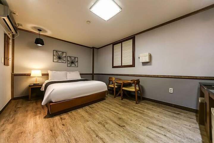 Room 16 of 26