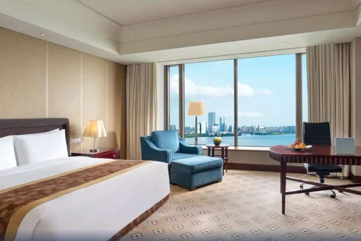 Room 28 of 173