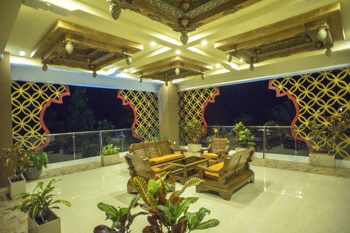 Lounge 32 of 43