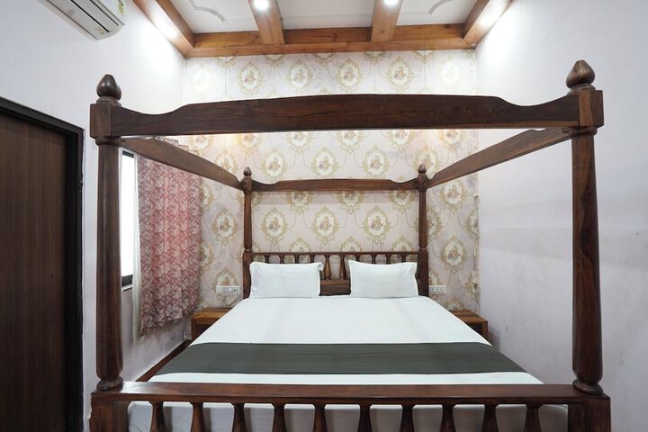 Room 4 of 27