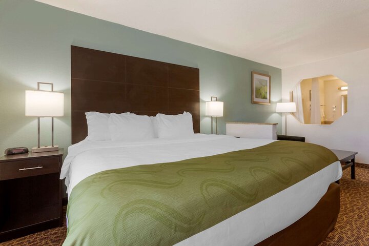 1 King Bed (17 of 30)