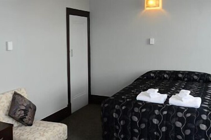 Room 4 of 18