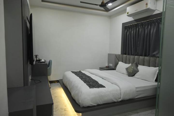 Room 5 of 8