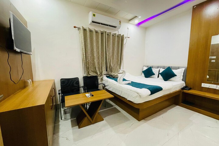 Room 4 of 8
