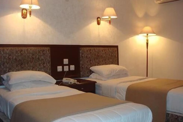 Room 7 of 10
