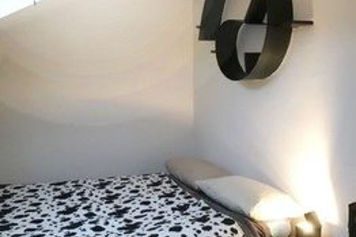 Room 5 of 16