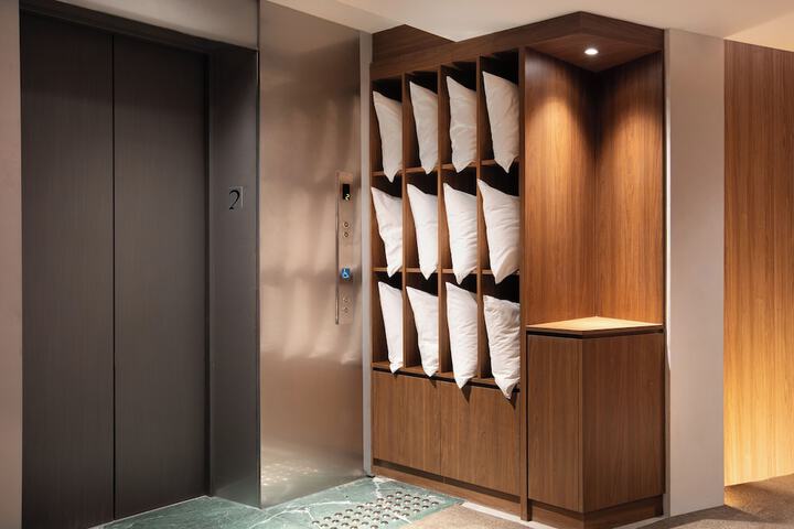 Room 32 of 59