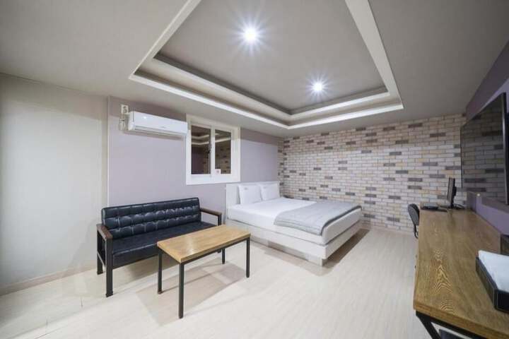 Room 8 of 13