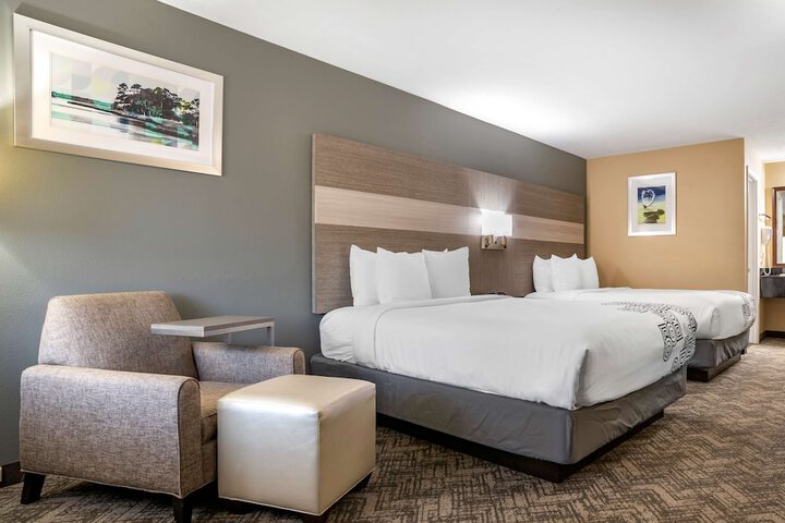 2 Queen Beds High Speed Internet Accessible Coffee Maker Iron and Ironing Board Hairdryer Full Breakfast (7 of 7)