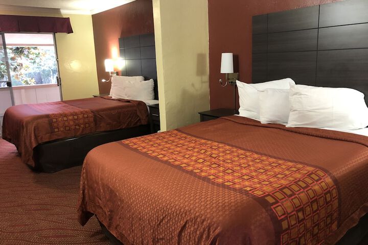 2 Queen Beds (5 of 16)
